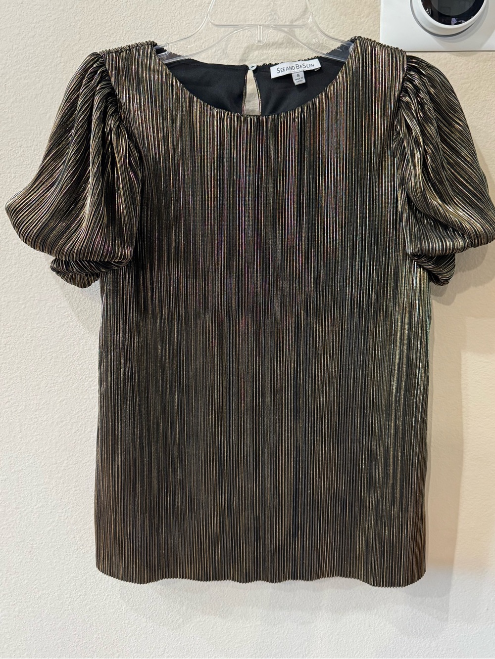 See And Be Seen Metallic gold Top Balloon Sleeves Size Small